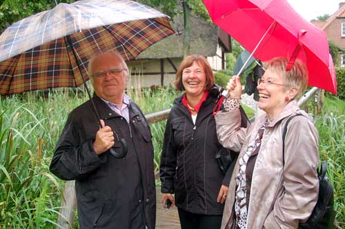 Hans-Joachim Hahn, Bettina Hagedorn (MdB) und Petra Merkel (MdB) im Wallmuseum Oldenburg